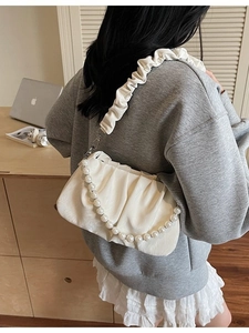 Sac nuage plissé blanc avec chaîne en perles et bandoulière réglable pour femmes