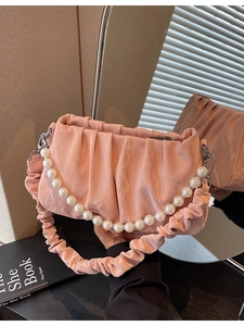 Sac nuage froncé rose avec bandoulière perle et design élégant à texture plissée