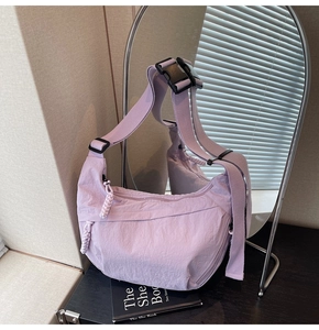 Dettaglio della borsa a mezzaluna in nylon lavanda con fibbia e tirazip in tessuto