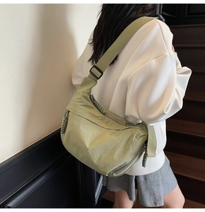 Dettaglio della borsa a tracolla a mezzaluna in nylon verde avocado con tracolla larga