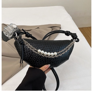 Dettaglio borsa a mezzaluna nera con trama in ecopelle intrecciata, perle e catene