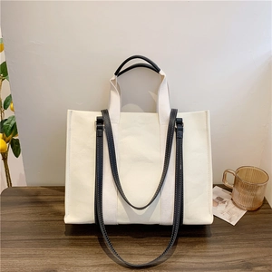 Sac cabas minimaliste en toile blanc cassé avec anses noires et grande capacité d'usage