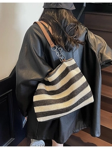 Grande borsa tote intrecciata a righe bianche e nere con tracolla in pelle e catena