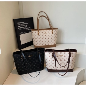 Detaillierte Nahaufnahme von drei großen Shopper-Taschen mit Hirsch- und Rautenmustern