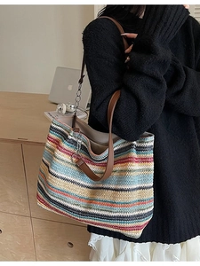 Borsa tote intrecciata a righe colorate con spalline in pelle marrone e catena