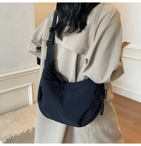 Dettaglio della borsa a tracolla a mezzaluna in nylon nero con cinturino regolabile