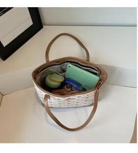 Innenansicht der beigen Tragetasche mit viel Platz für Tablet und Trinkflasche