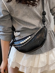 Sac bandoulière demi-lune noir tressé élégant avec détails de perles et de chaînes