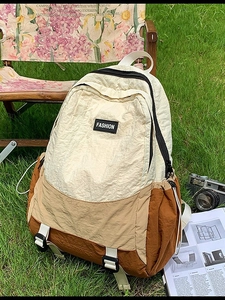 Three-color patchwork outdoor backpack in nylon for travel and casual commuting