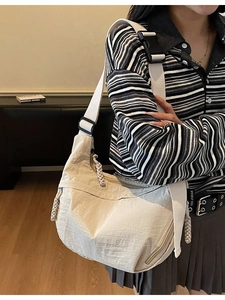 Grande borsa a tracolla in nylon beige plissettato con ampia tracolla regolabile