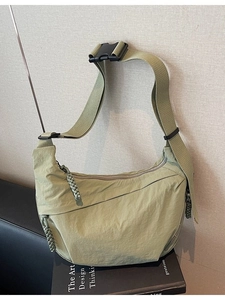 Grande borsa a mezzaluna in tela verde oliva con tracolla larga e fibbia sportiva da donna