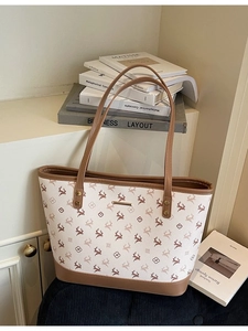 Large capacity tote bag with dark brown deer pattern and golden metal accent