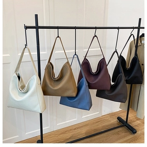 Colección de bolsos tote de cuero suave en seis colores exhibidos en un soporte