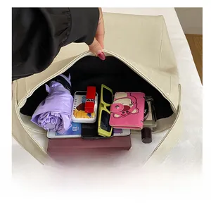 Detalle del interior de un bolso tote beige que muestra su gran capacidad de almacenamiento