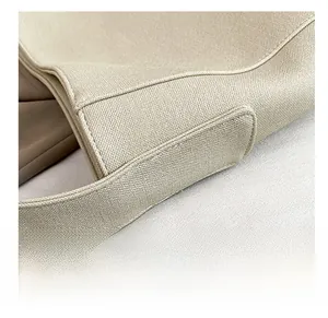 Primer plano de costuras precisas en un bolso tote de lona de gran capacidad con detalles