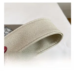 Primer plano de la correa ancha reforzada con textura tejida de alta densidad beige