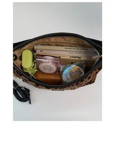 Vue détaillée de l'intérieur du sac léopard montrant l'espace de rangement quotidien