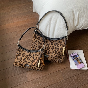 Détails des sacs à imprimé léopard avec poignées en cuir noir et breloques en perles