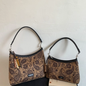 Comparaison détaillée de deux tailles de sacs à bandoulière vintage à motif cachemire