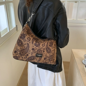 Détail de l'imprimé paisley et des finitions de ce sac à bandoulière vintage en demi-lune
