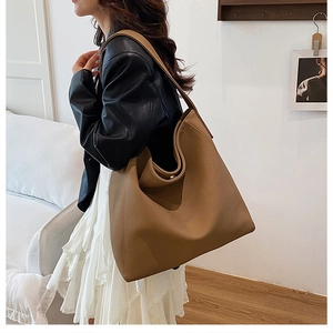 Detalle del bolso hobo camel que muestra la textura de cuero granulado de alta calidad