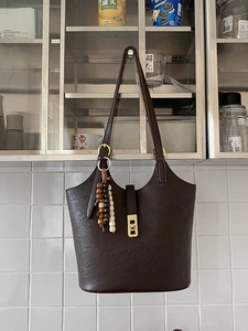 Vintage PU Faux Leather Bucket Bag For Women Retro Solid Color Commuting Shoulder Bag With Wood Bead Pendant Tote Bag