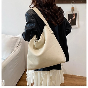 Modelo con un bolso tote extragrande blanco crema de cuero suave para uso diario