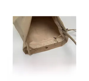 Vue détaillée de l'intérieur du grand sac cabas kaki avec poche zippée et fermoir aimanté