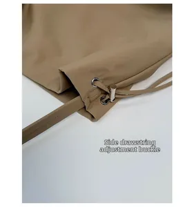 Détail du sac fourre-tout kaki montrant le cordon de serrage latéral et son fermoir métallique