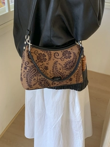 Sac bandoulière rétro à motif cachemire avec perles en bois et détails en cuir noir