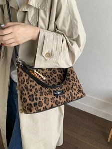 Sac à bandoulière rétro à motif léopard avec lanière noire et perles en bois colorées