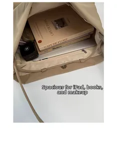 Vue intérieure du grand sac cabas beige montrant l'espace pour tablette et livres