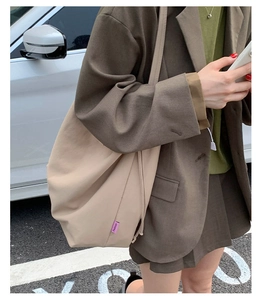 Détail du grand sac cabas en nylon avec fermeture par cordon et étiquette rose Fashion