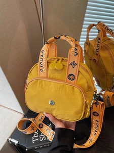 Leuchtend gelbe Nylon-Umhängetasche mit breitem Logogurt und Spiegelreflexionen