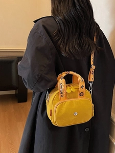 Minimalistische leuchtend gelbe Nylon Umhängetasche mit bedruckten Trägern und Logo