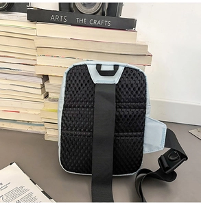 Atmungsaktive Waben-Netzpolsterung und verstellbarer Schultergurt der blauen Brusttasche
