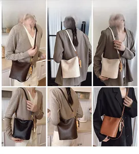 Vue lifestyle du sac seau vintage avec glands en perles de bois et options de couleurs