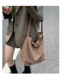 Détail du grand sac cabas marron en toile montrant sa capacité et sa texture naturelle