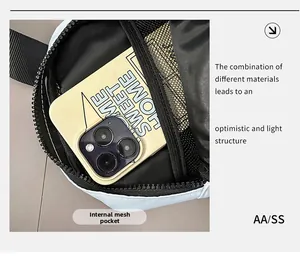Detailansicht der großen Crossbody-Tasche innen mit Netztasche und Staufächern für Zubehör