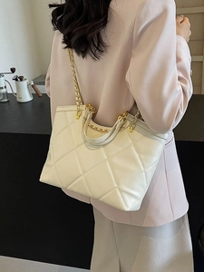 Chic quilted tote bag in creamy white faux leather with gold chain and strap details