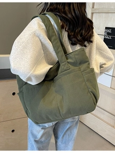 Grand sac fourre-tout en velours côtelé vert foncé avec deux poches pour le quotidien