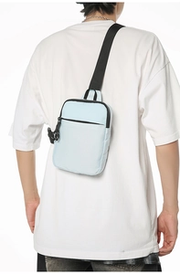 Rückansicht einer hellblauen Nylon-Brusttasche mit verstellbarem Gurt und Reißverschluss