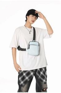 Hellblaue minimalistische Brusttasche aus robustem Nylon mit verstellbarem schwarzem Gurt