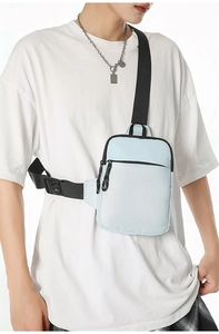Detailansicht der hellblauen Crossbody-Brusttasche aus wasserabweisendem Nylon-Gewebe