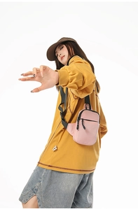 Details zur pinkfarbenen Crossbody-Tasche mit schwarzen Reißverschlüssen und Gurt
