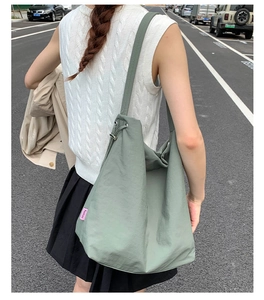 Vue détaillée d'un grand sac cabas en nylon vert avec étiquette Fashion rose