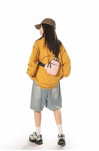 Rückansicht eines Models mit einer rosa Crossbody-Brusttasche und schwarzem Gurt