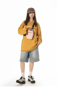 Rosa minimalistische Crossbody-Brusttasche mit verstellbarem schwarzem Gurt an Modell