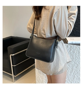 Detalle de bolso cubo negro minimalista con logotipo grabado de Fashion Bag New York