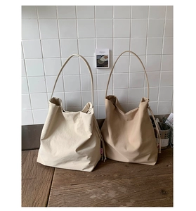 Détail de sacs fourre-tout en toile avec cordon de serrage et étiquette Fashion